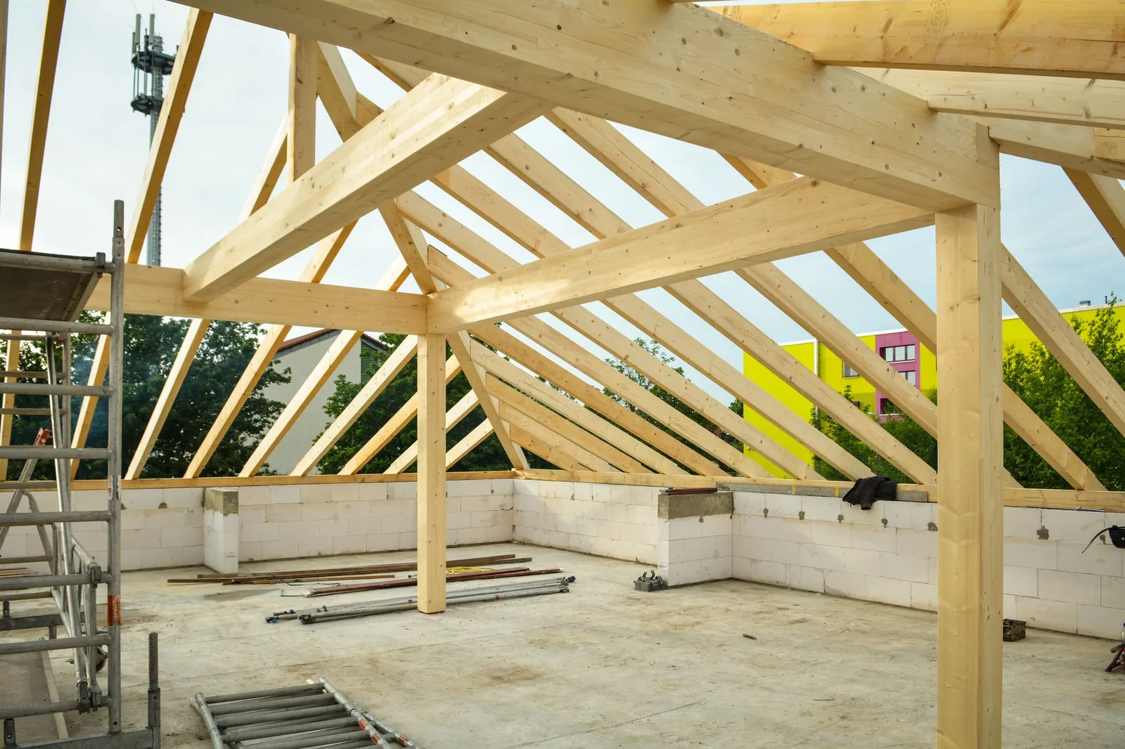 Holzdachstuhl auf einem gemauerten Gebäude